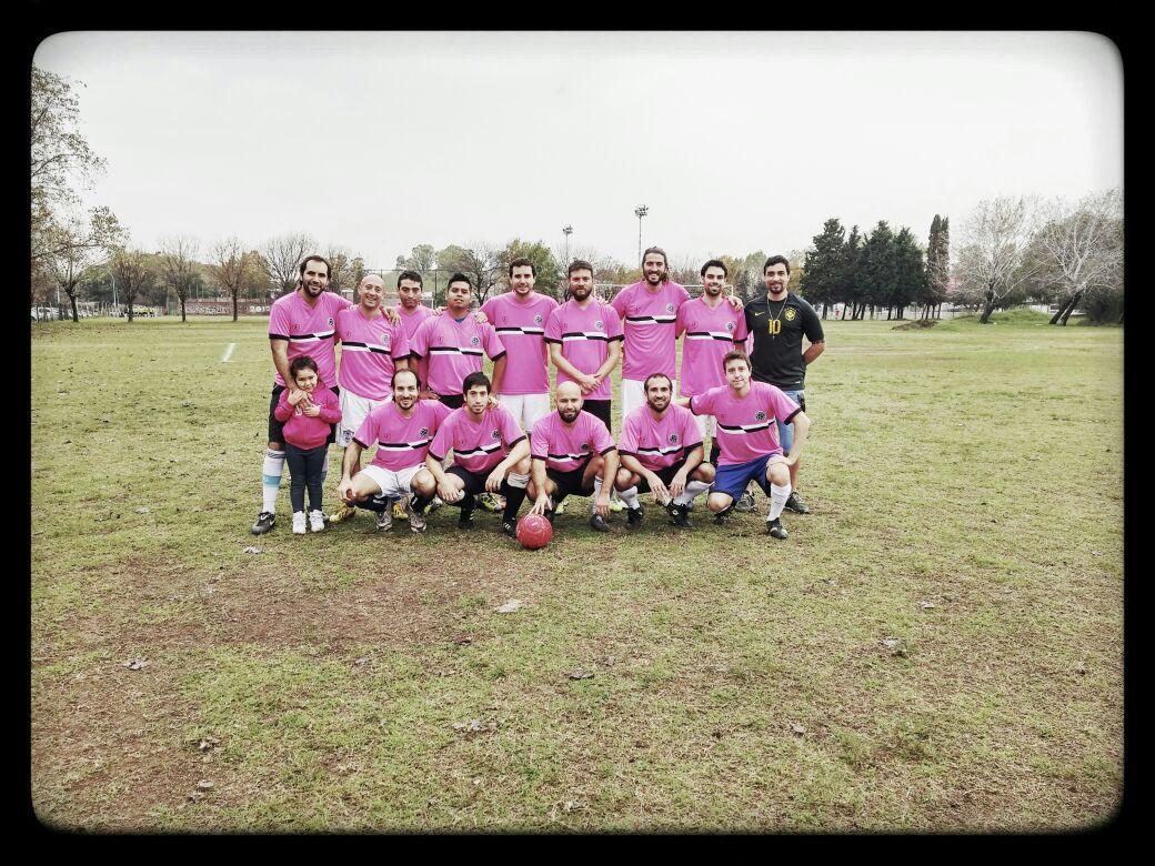 El debut con garua y remera nueva