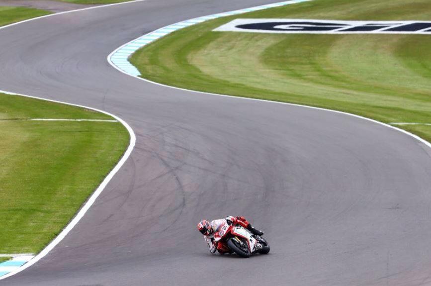 Faith_46's tweet photo. @leoncamier @ @DoningtonParkUK - saturday 🇬🇧💪 #UKWorldSBK #sbk #GoCamier #Team2 #DoningtonPark #leoncamier #mvagusta http://t.co/XiMmQQGHsU