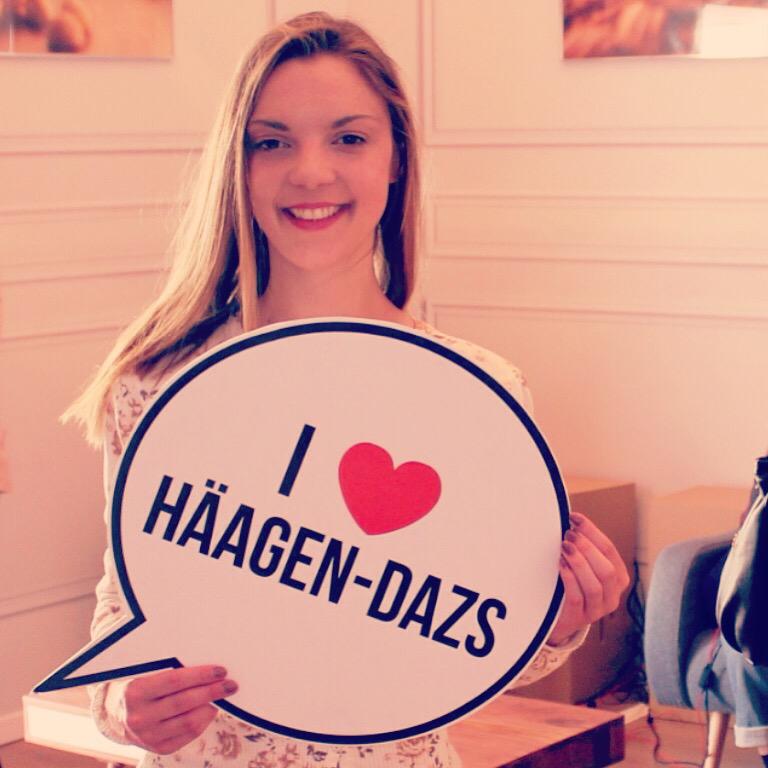 Tesskgx's tweet image. Il y a qq minutes dans le cube mystère... Ben ouai j'assume! #StyleInside #HaagenDazs #IceCream #Paris #SaintLazare