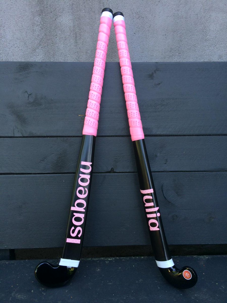 Heb je een tweeling? Twee meisjes? Dan ontwerp je toch dit voor ze, roze letters met witte stippen!