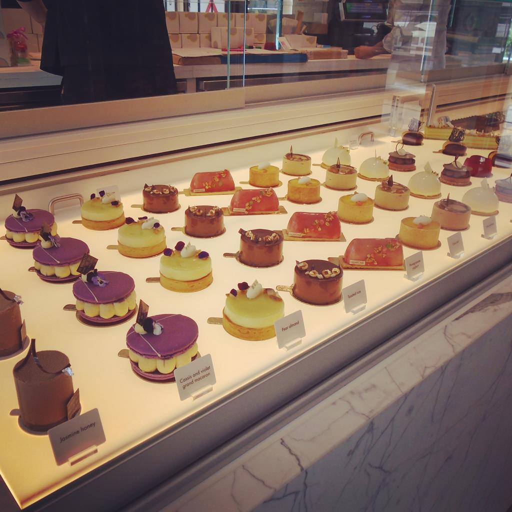 gbchefs's tweet photo. Back at @YauatchaPastry in #BroadgateCircle for more of @ghornigold's wonderful creations http://t.co/JHvzQXNSM2