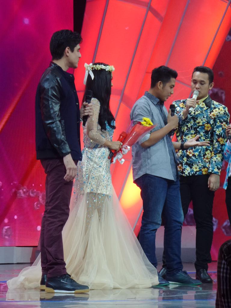 KDIOffc_MNCTV's tweet photo. Yahh, Namanya jg Sahabatan, jd gk bisa marah deh haha @juliaperrez @Muklis_Real #efekfriendzone #KontesFinalKDI http://t.co/ihSQljX3NA