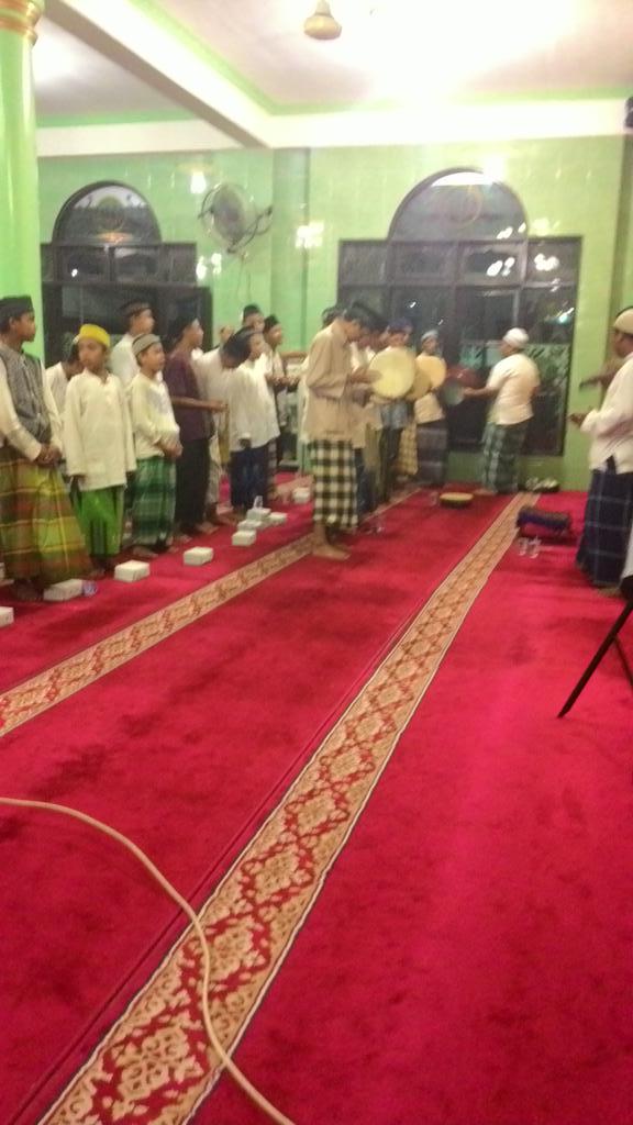 bkprmitengah's tweet photo. Sblm acr dimulai, trlbh dahulu menyaksikan Penampilan Habsy dari Remaja Masjid Ash-Shidieq... Keren maksimal 🙌 http://t.co/78w5u5zvsL