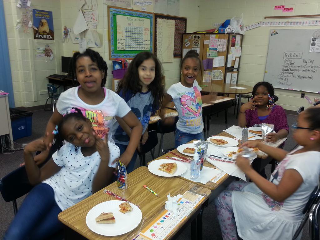 AMES_Principal's tweet photo. 🍕 Yummy pizza party 4 Hubb's class. Top fundraiser seller earned it 4his class.Thanks Jarvis. Dad helped.@AMESGrade2 http://t.co/JVq3FmC4ps