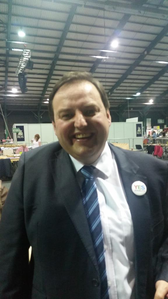 minihanmary's tweet photo. Revolution in #Donegal says @PadraigMacL predicting 53 Yes in #dlne and #dlsw 52 #MarRef http://t.co/vPlr5purAf