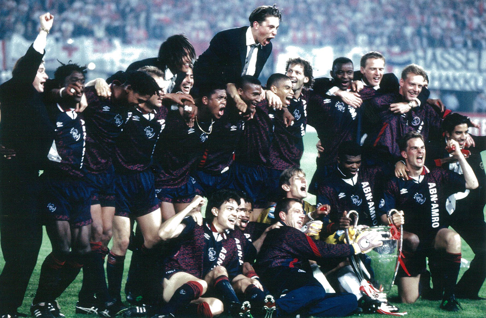 AFCAjax's tweet photo. Mooie herinneringen aan #Ajax' winst in de @ChampionsLeague 1995? Deel ze met #Ajax1995. RT's voor de leukste posts! http://t.co/rqhSNZOHBw