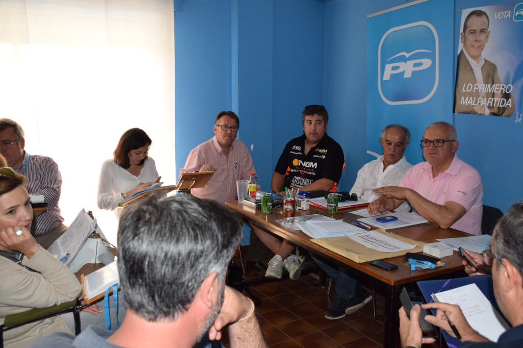 VGdelMoral's tweet photo. Trabajo de interventores y apoderados en sede de Malpartida de Cáceres @ppmalpacc @ppextremadura; gracias a todos!!! http://t.co/32ihUCx1nS