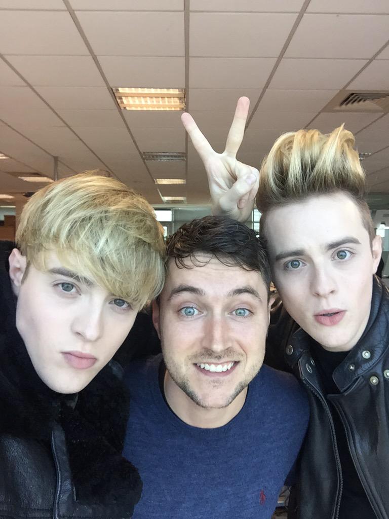BarryM85's tweet photo. They said "you go in the middle, you're smaller". @planetjedward @IrishSunOnline http://t.co/orgY9cEPn8