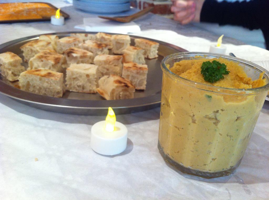 WorldIn_'s tweet image. Du houmous avec du pain arabe vous attendent pour être déguster ! #evenement #oman @lille
