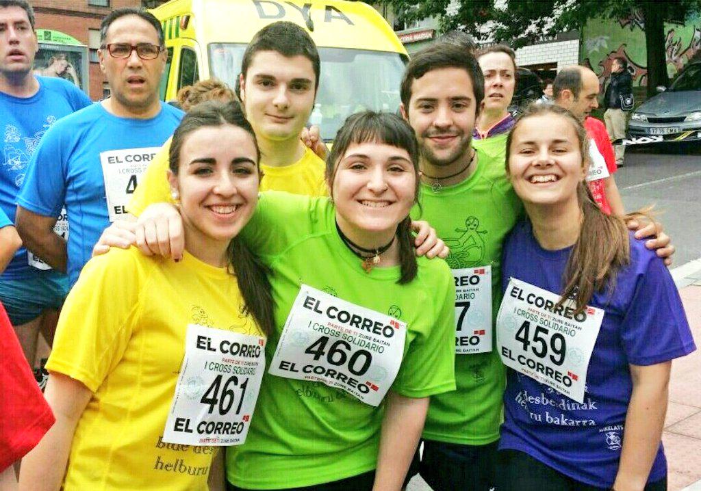 Gambasgambitas's tweet photo. "@PaulaaCami: San Migelen be haurren minbiziaren aurkako laguntzaren alde #ICrossSolidario 🎀 http://t.co/sBxvFXZ7BK"
