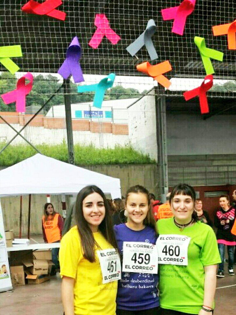 Gambasgambitas's tweet photo. "@PaulaaCami: San Migelen be haurren minbiziaren aurkako laguntzaren alde #ICrossSolidario 🎀 http://t.co/sBxvFXZ7BK"