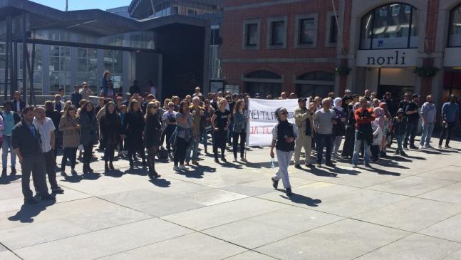 Varden's tweet photo. Demonstrantene overdøvde Pegida og Sian http://t.co/nvOJfTkXRE http://t.co/uZIu9WfNss