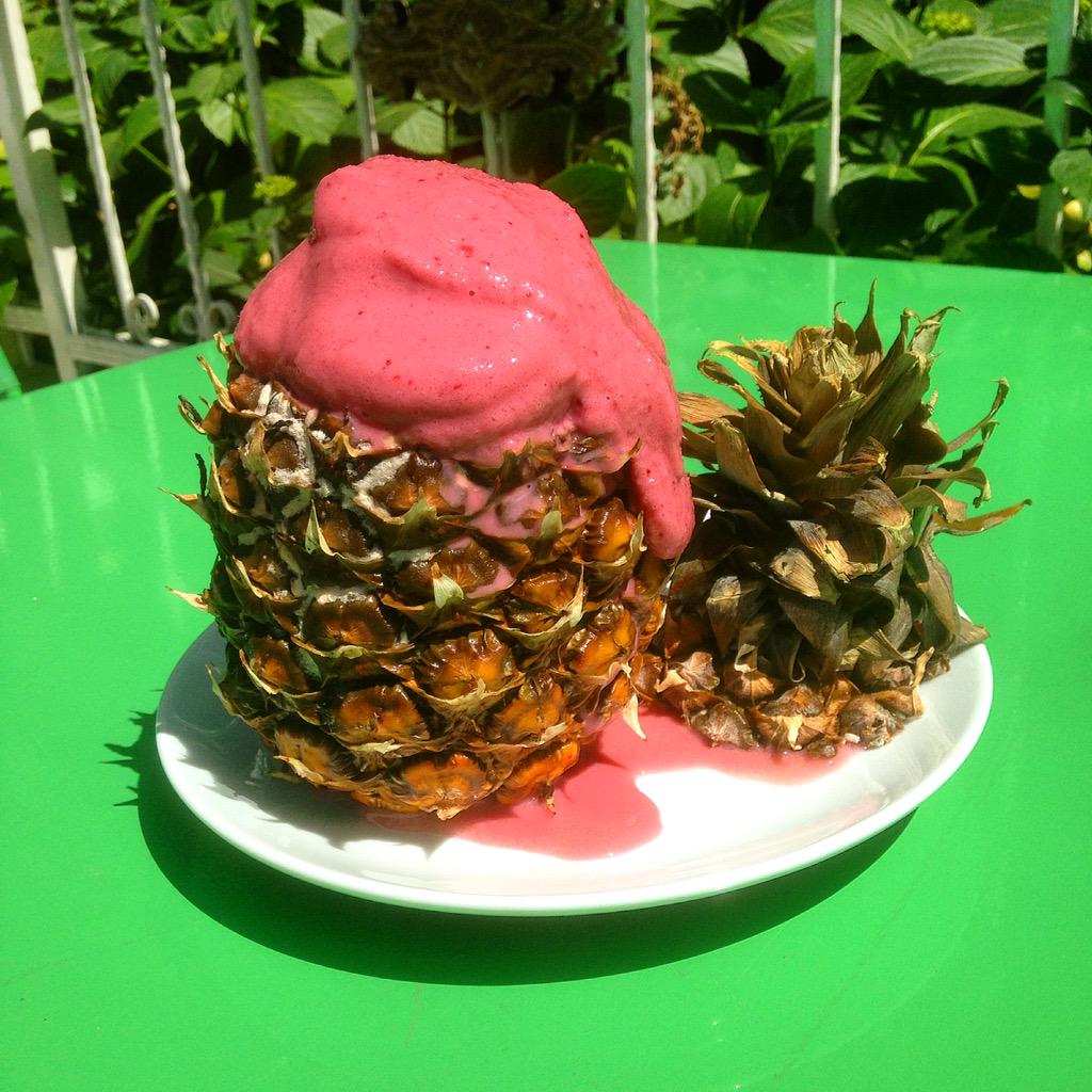 LimoncuModa's tweet photo. Ananas bardak oldu,frambuaz frozen olup içine doldu;) http://t.co/mR1OG4zHvN