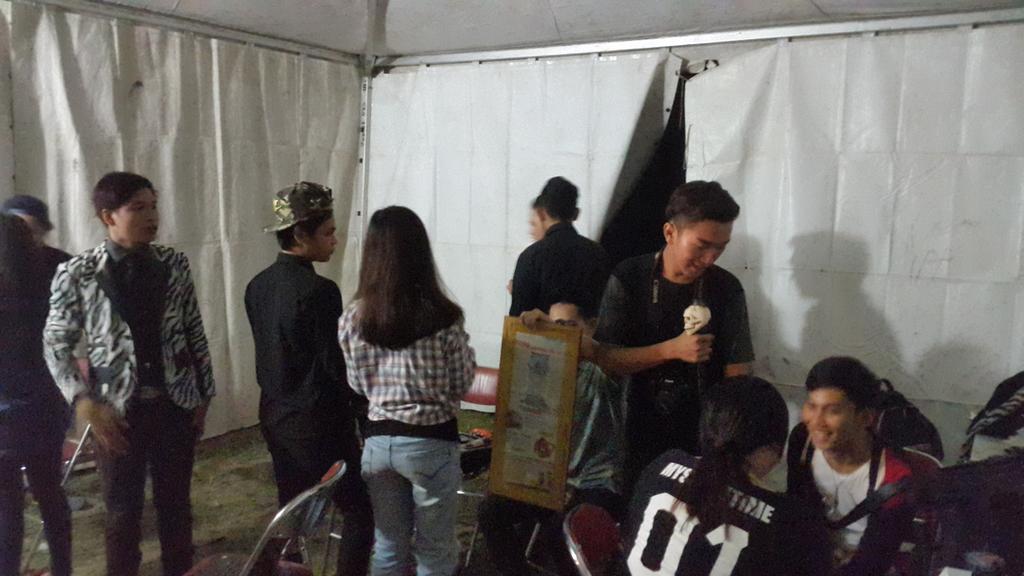 ChemistryWeek's tweet photo. Back on stage! Flower boys sedang bersiap siap untuk perfome, ayo merapat ke lapangan sepakbola uii!! http://t.co/62dhaG3EN3