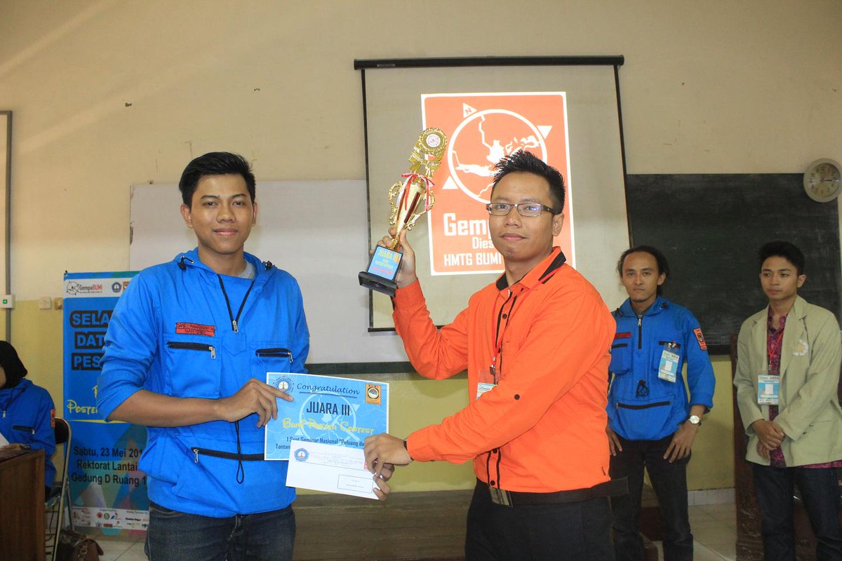 Penyerahan reward kepada Juara 3 BUMI POSTER CONTEST, Hendrik K. Atmaja dari <a href="/hmtg_ATLAS/">HMTG ATLAS</a> .