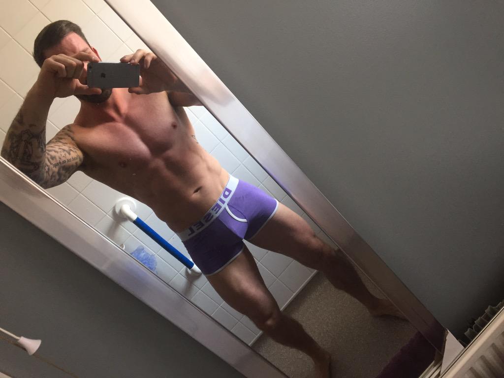 MarkyMarkBush's tweet photo. After shower selfie #Bodybuilding #fitness #dedication #Inspiration #repraw @reprawclothing http://t.co/0aqwYhgj6j