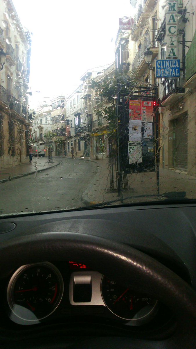 SilviaMta's tweet photo. @07_Aury @rositta_gatita mirar a quien? Donde?cuando?xp si tomamos café que está lloviendo y las ideas aclarandose... http://t.co/W4c1iXYvem