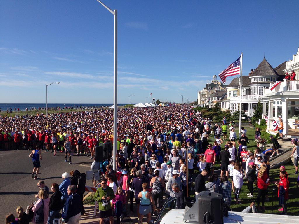 ReporterJim's tweet photo. Crowds gather for the start of the #springlakefive @News12NJ http://t.co/sVnUtGkqtx