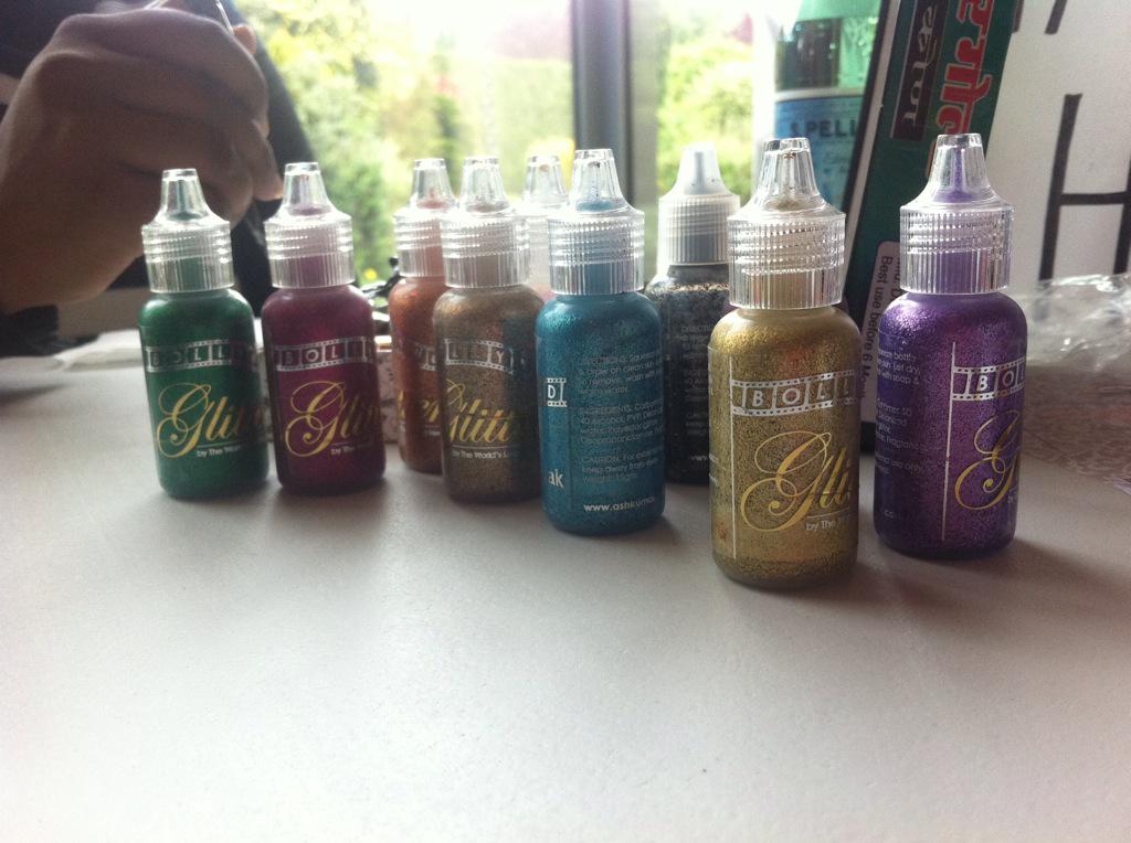 WorldIn_'s tweet image. Pour notre deuxième session, Jessica vous propose du henné avec PAILLETTES ! #henne #paillette #oman @lilleevent