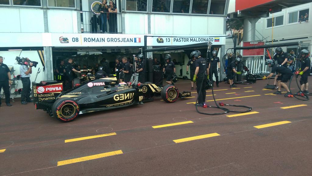 P11@pastormaldo, P14 <a href="/RGrosjean/">Romain Grosjean</a>, both cars through #Q1 and back to the pits