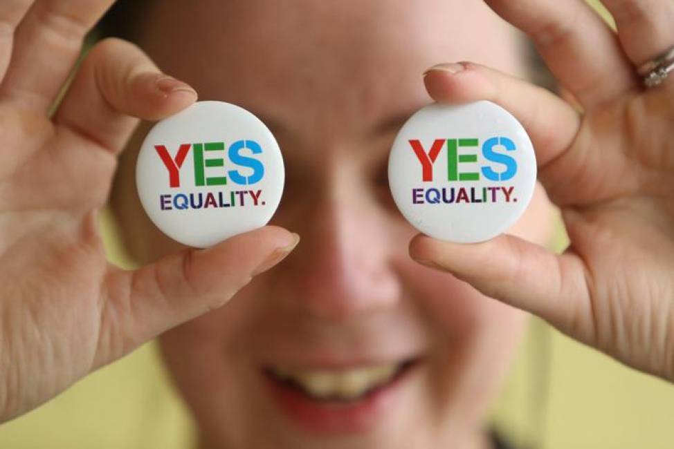 _DAGOSPIA_'s tweet photo. GLI IRLANDESI HANNO DETTO SÌ ALLE NOZZE GAY – "LEZIONE PER ITALIA" http://t.co/LIcubi5SuC http://t.co/TXuuxINtC8