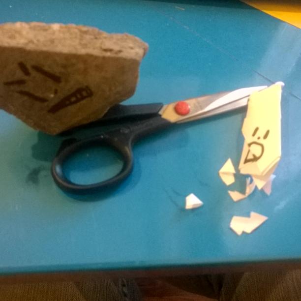 PikuraApp's tweet photo. ¿Piedra, papel o tijera? Fight! http://t.co/GJ8jmTyHtu