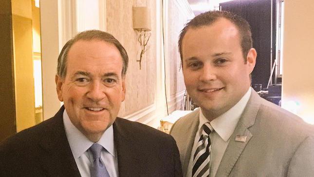 thehill's tweet photo. Huckabee slams 'blood-thirsty media' for 'sensationalizing' Duggar child molestation report: http://t.co/ekIPFnRykH http://t.co/gwnsAcHmPB