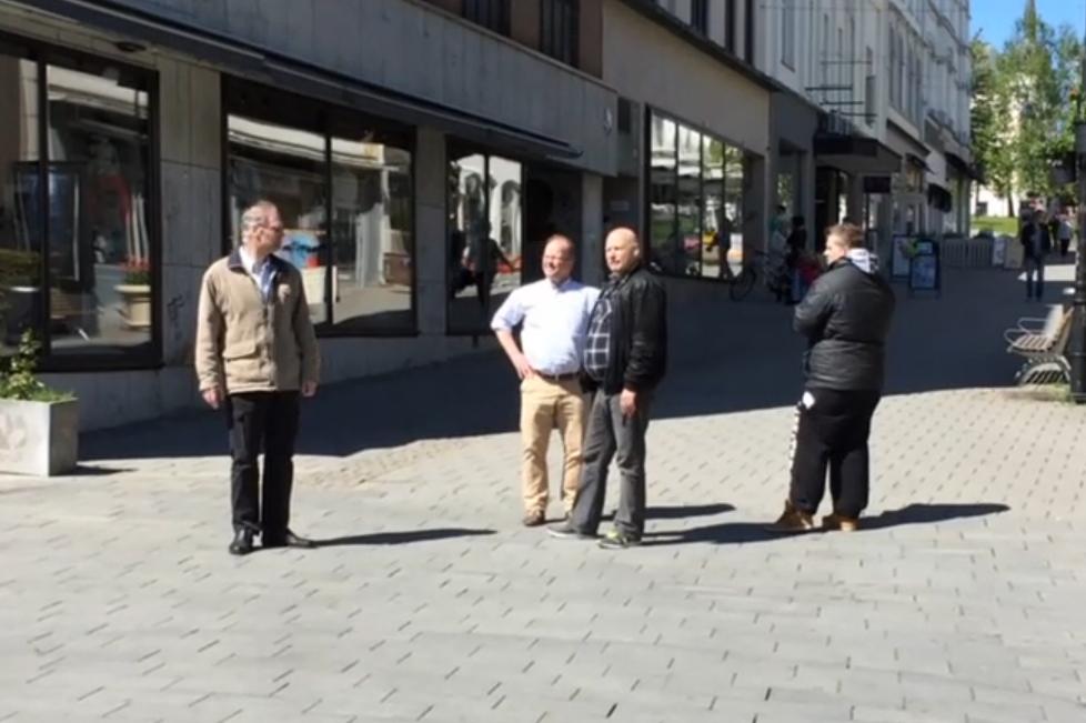 Telemarksavisa's tweet photo. - Hvor ble det av resten av gjengen? - Antiislamistenes marsj gikk ikke akkurat som planlagt. http://t.co/UZHRzszz6u http://t.co/ssN2wOb8xH