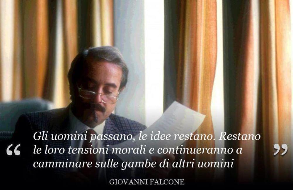 freadingblog's tweet photo. Oggi nel 1992, moriva #falcone nella strage di #Capaci. Proviamo a mantenere vive le sue idee non avendo paura, mai. http://t.co/lgnUeglbDs