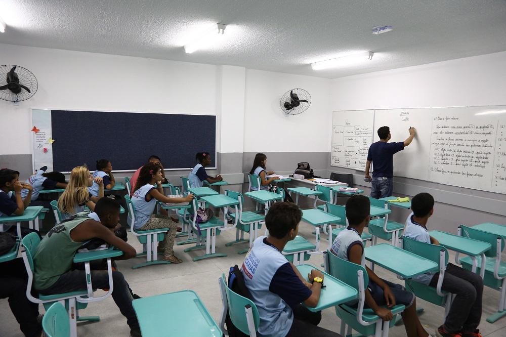 No Fórum Mundial, Brasil se compromete a investir de 4% a 6% do PIB em educação até 2030. glo.bo/1Aqq1xN