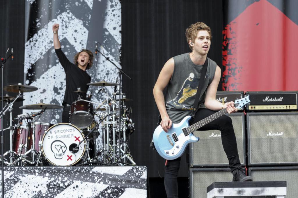 5SOSPHTEAM's tweet image. THIS PICTURE MAKES ME FEEL SOME KIND OF WAY I #5SOSAtBigWeekend