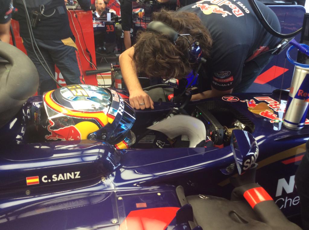 Getting ready for the following 10 mins... The decisive #MonacoGP Q3, and this is how Carlos &amp; Max do it #GOTOROROSSO