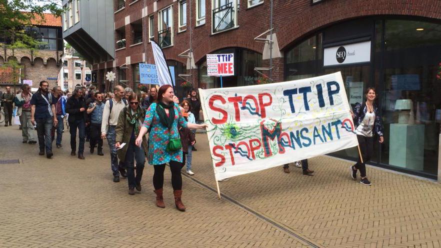 RTLnieuws's tweet photo. Honderden mensen demonstreren vandaag in heel Nederland tegen #TTIP http://t.co/qpHVI7po8O (foto: @mistera3) http://t.co/hSQAcSst79