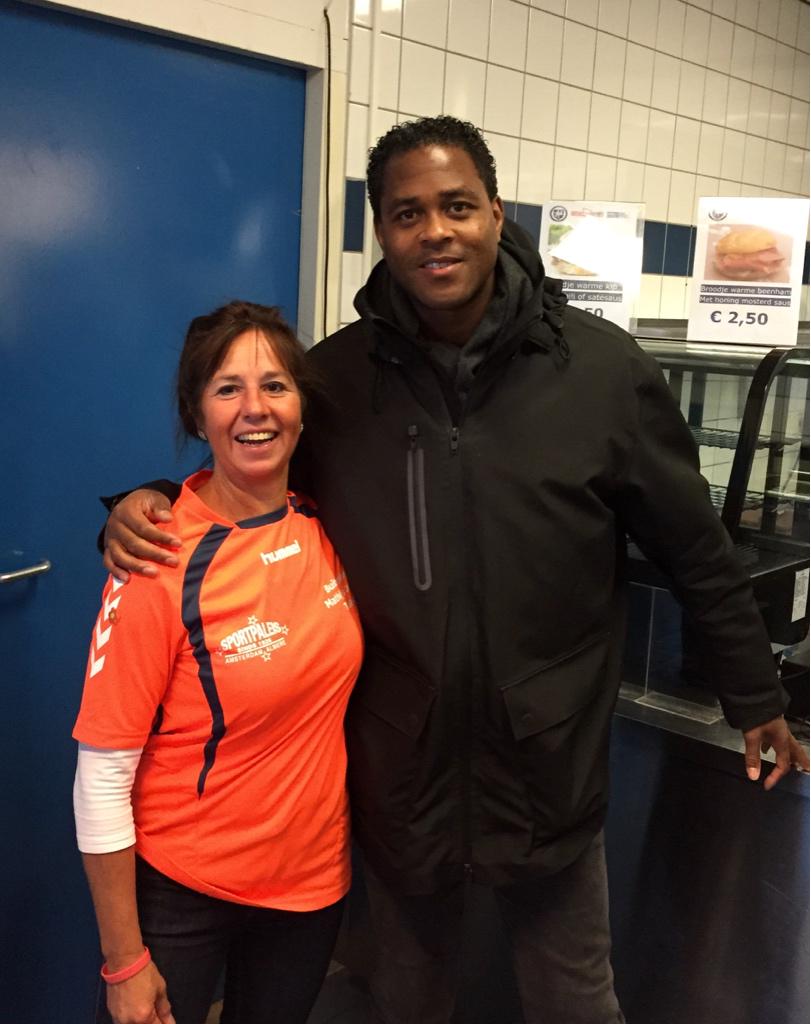 alpjeop2010's tweet image. L dag kan niet meer stuk. En Mathijs zou trots zijn op zijn moeder. Ook Patrick Kluivert steunt het MathijsDouweTeam