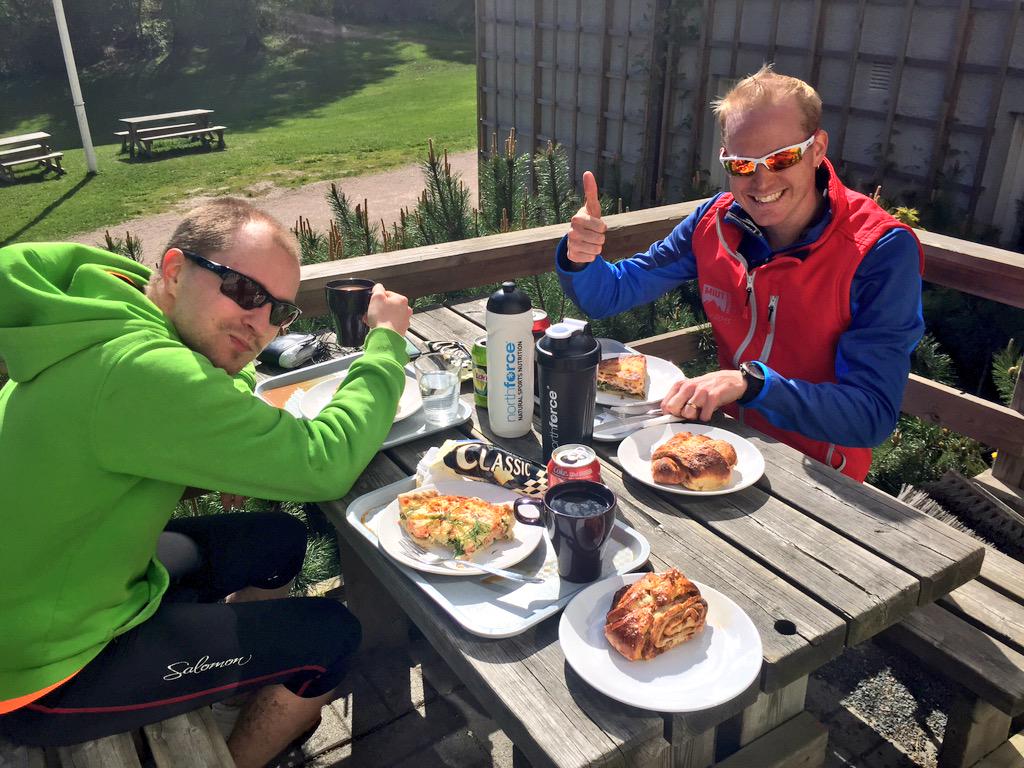 SambaRunning's tweet photo. Ei oo helppoo Bodom Traililläkään ;) "Pieni" tankkaus poikaa Pirttimäessä. #NUTSKarhunkierros #juoksu http://t.co/auKCVEHGlW