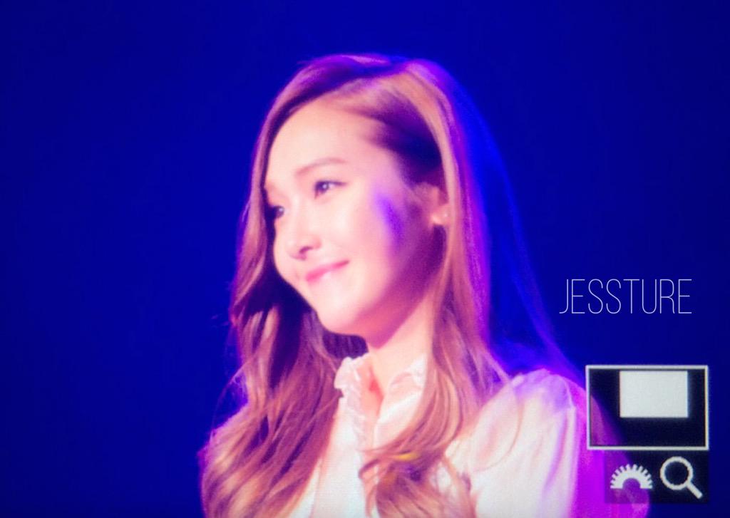 shadystal's tweet photo. smiling despite the pain that she's feeling. jessica jung, everyone. http://t.co/PyVFkJqXcu