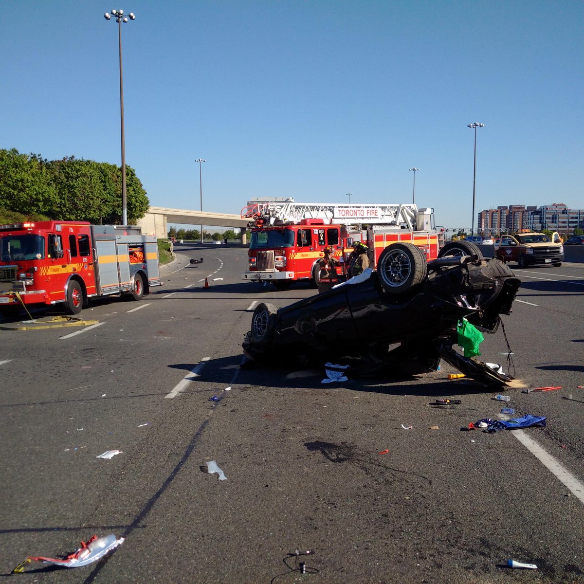 OPP_GTATraffic's tweet photo. Update- Serious collision Hwy 404 SB south of Steeles Ave - Toronto. All lanes closed for investigation http://t.co/sDl5kzFh18