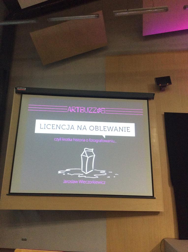 #Artbuzz6 Przerwa obiadowa już za nami.Jarosław Wieczorkiewicz opowiada o fotografowaniu...płynów! #photography #AGH