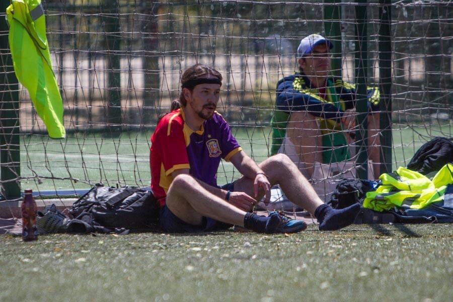 Pablo Iglesias, con la camiseta republicana, 'reflexiona' jugando una pachanga de fútbol publico.es/politica/pablo…