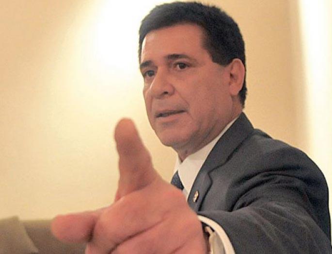 UltimaHoracom's tweet photo. Cartes a #UHpy:  “Corrupción policial no implica que mi Gobierno sea corrupto”. ¡Opiná! http://t.co/KkSLtEmuYu http://t.co/dFIWheb9k2