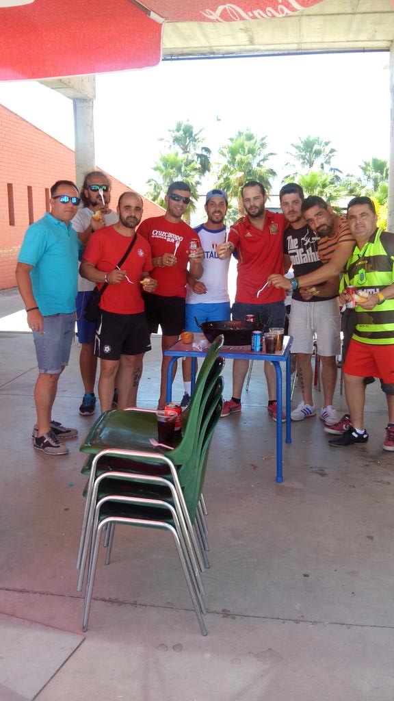 PadelAbad's tweet photo. Un aperitivo y a las 18:30 se comienza con mucho #pádel @juanan_gp @CHIC0 @YerryPedrito http://t.co/VfcYlUZ8Vs