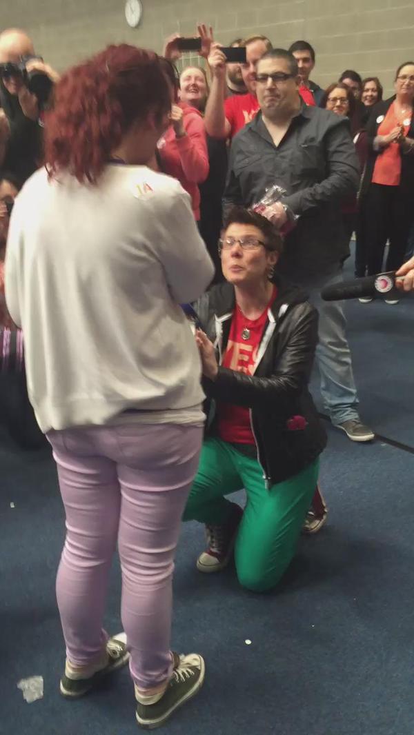 TodayFMNews's tweet photo. PICTURE Is this the first proposal of the day? #MarRef

Follow live blog here:
http://t.co/oAtTp0n674 http://t.co/gRh0YgEKkN