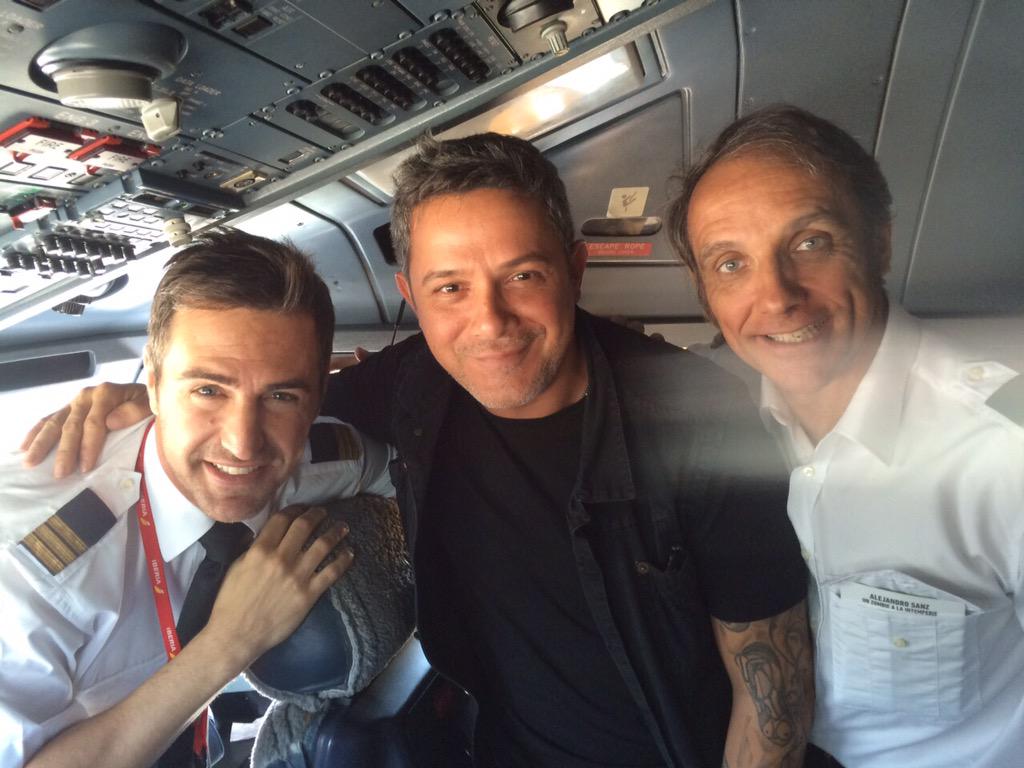 Un lujo llevar pasajeros como <a href="/AlejandroSanz/">Alejandro Sanz</a> gran defensor de <a href="/Iberia/">Iberia</a> y sus trabajadores, el si que es #MarcaEspaña