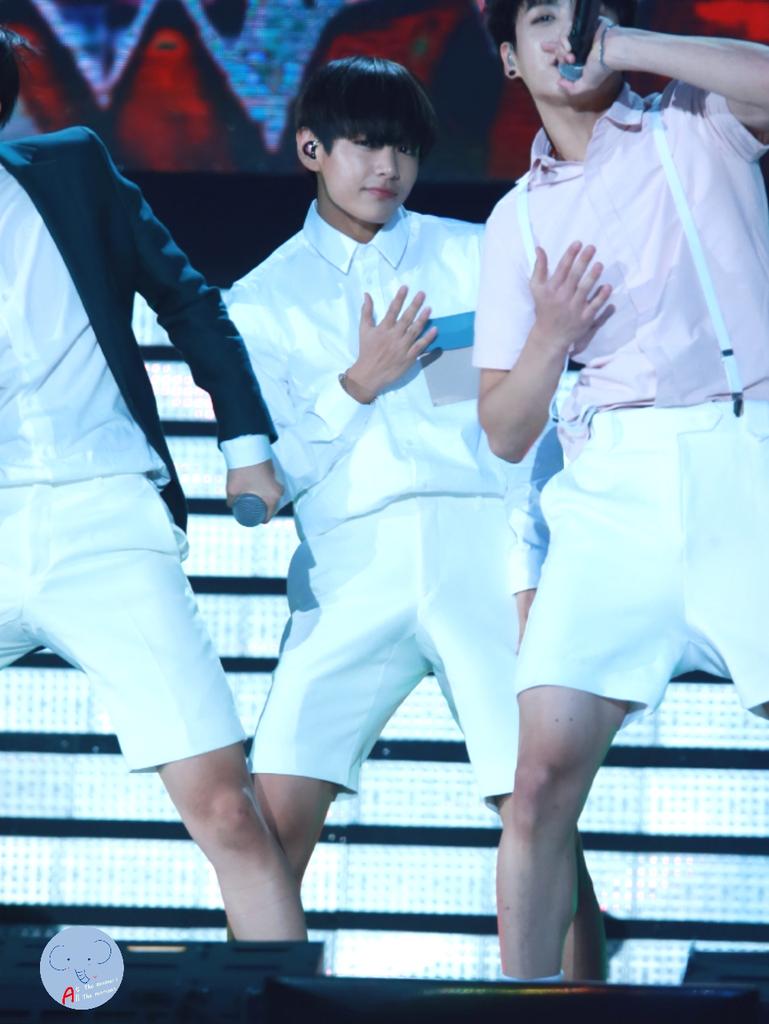 BTS_FACTS's tweet photo. kimtaetaeV_V: 150523 드림콘���트 #방탄소년단 #뷔 @BTS_twt http://t.co/D20kKI6L9E