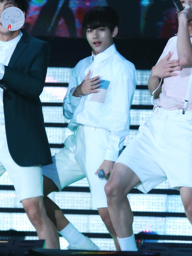 BTS_FACTS's tweet photo. kimtaetaeV_V: 150523 드림콘���트 #방탄소년단 #뷔 @BTS_twt http://t.co/D20kKI6L9E