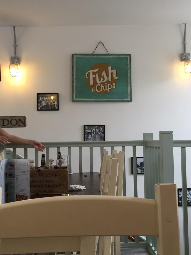formadaemtretas's tweet photo. Restaurante bom, acolhedor e barato! Amei o fish&amp;chips deles 👍🏼👏👏😋 @FishhouseNH http://t.co/WPUfmcxh1i
