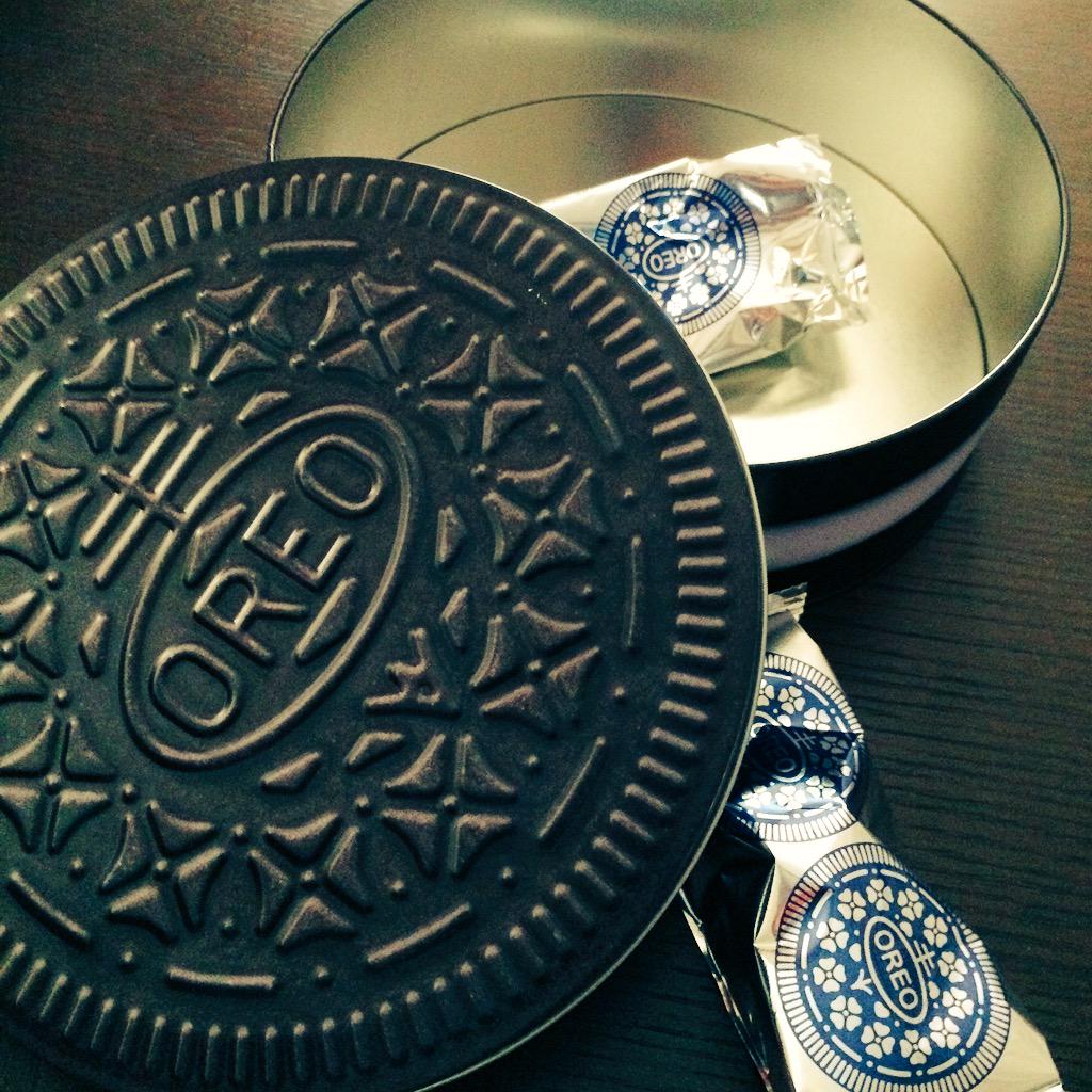 Argentinaoliva's tweet photo. Gracias @arieldeniz por el súper regalo @Oreo! #Emcom15 @EMCOM_escoex http://t.co/8AHi7ByQiw