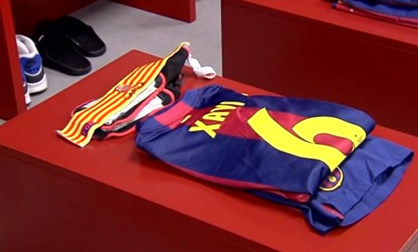 LaTdT's tweet photo. FOTOS. La samarreta de Xavi ja està a punt al vestidor del Barça. #LlegendaXavi #6raciesXavi http://t.co/1xUHXHpBKw