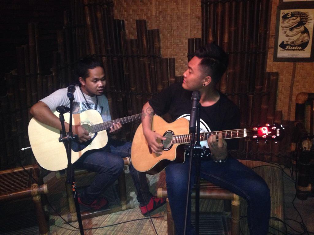 Angkringan Cekli® (@angkringancekli) on Twitter photo Duet jomblo KW 5 <a href="/Azye_Rock/">Romo Azye Punktadewa 🇵🇸</a> & <a href="/andyirawansapta/">senyum pepsodent</a> sok imoetz :) Akustik Bareng #KUDUSINDIENESIA Duet jomblo KW 5 <a href="/Azye_Rock/">Romo Azye Punktadewa 🇵🇸</a> & <a href="/andyirawansapta/">senyum pepsodent</a> sok imoetz :) Akustik Bareng #KUDUSINDIENESIA