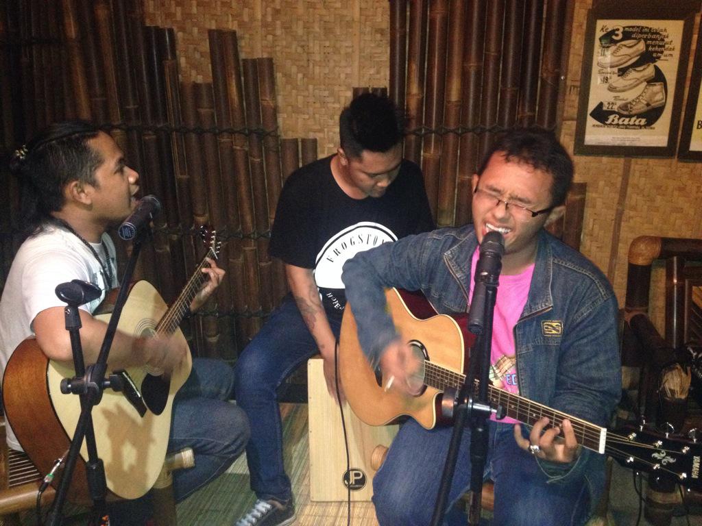 Angkringan Cekli® (@angkringancekli) on Twitter photo Mas Edwin (Vetto Band) mlm mguan ikut tampil, diiringi duo jomblo <a href="/Azye_Rock/">Romo Azye Punktadewa 🇵🇸</a> & <a href="/andyirawansapta/">senyum pepsodent</a> | #KUDUSINDIENESIA Mas Edwin (Vetto Band) mlm mguan ikut tampil, diiringi duo jomblo <a href="/Azye_Rock/">Romo Azye Punktadewa 🇵🇸</a> & <a href="/andyirawansapta/">senyum pepsodent</a> | #KUDUSINDIENESIA